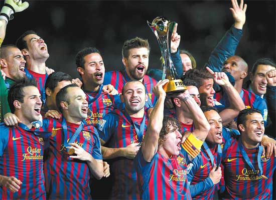 O capitão Puyol ergue a taça do segundo título mundial do Barcelona