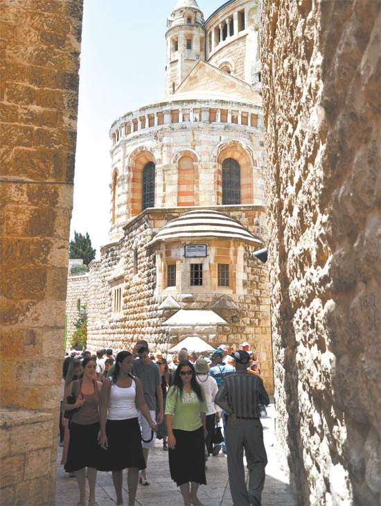 Ruela de Jerusalém com parte da igreja do Santo Sepulcro ao fundo