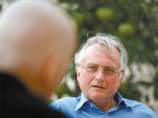 Richard Dawkins foi o ltimo a entrevistar Christopher Hitchens (de costas); os dois se encontraram em Houston