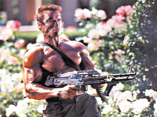 Arnold Schwarzenegger em cena de 'Comando para Matar