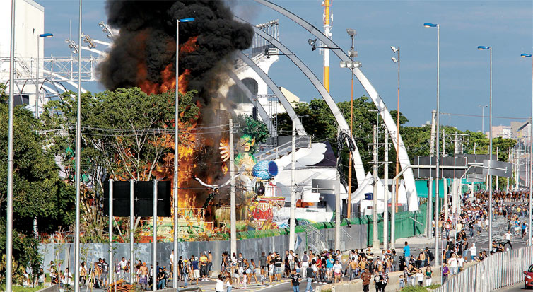 Carro da Pérola Negra pega fogo no sambódromo do Anhembi após confusão na apuração do Carnaval 2012