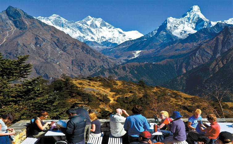 Turistas observam vista dos picos do Himalaia Everest (8.850 metros),Lhotse (8.516 metros, quarto monte mais alto do mundo) e Ama Dablam (6.812 metros)