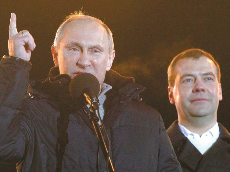 O primeiro-ministro Dmitri Medvedev ( direita) ao lado do presidente russo Vladimir Putin