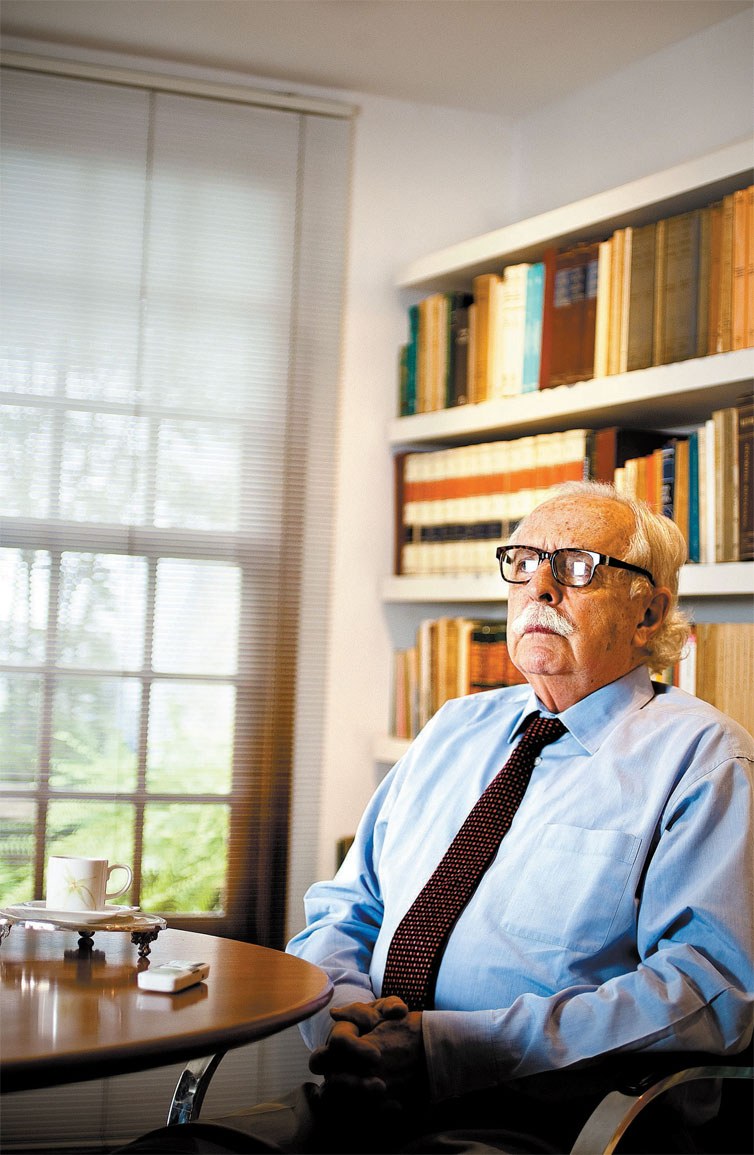 O advogado Modesto Carvalhosa, 82, em seu escritório