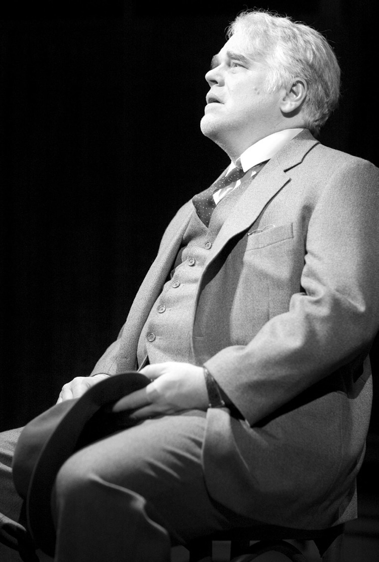 Philip Seymour Hoffman em cena da peça "A Morte do Caixeiro Viajante", em 2012