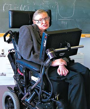 O físico britâncio Stephen Hawking na cadeira adaptada que ele usa para se locomover e se comunicar