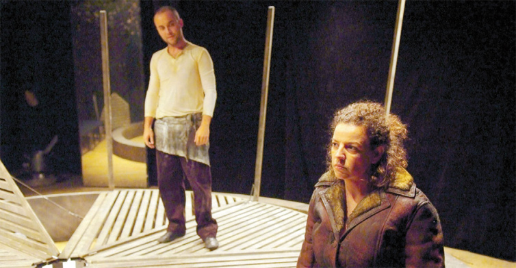 Atores Eloisa Elena e Thiago Andreuccetti em cena da peça "Faca nas Galinhas", texto de David Harrower dirigido por Francisco Medeiros