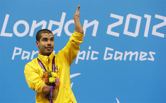 O brasileiro Daniel Dias com a medalha de ouro no pdio dos 50 m borboleta, na categoria S5