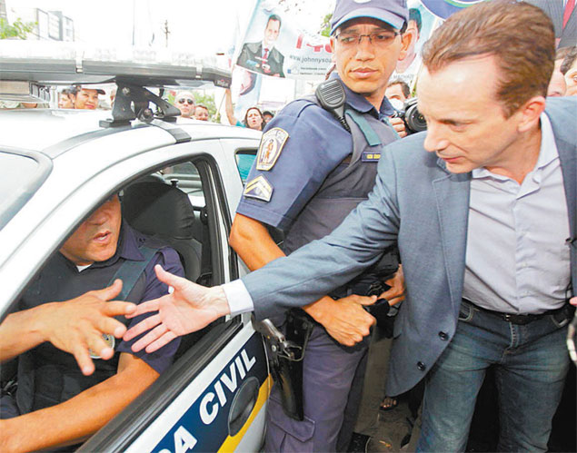 Celso Russomanno cumprimenta policiais durante caminhada no Tatuap, na zona leste de SP