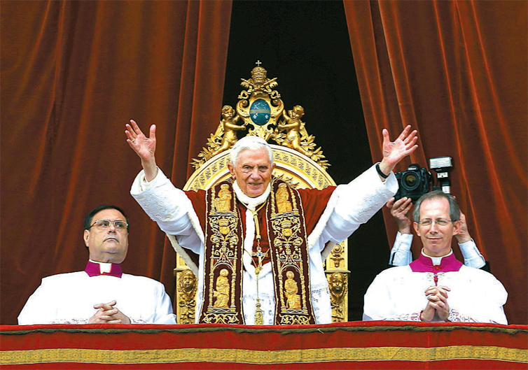 Papa Bento 16 acena para fieis desde a sacada da baslica de So Pedro, no Vaticano
