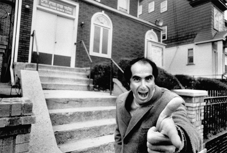 Philip Roth em frente a um centro judaico em foto de 1968