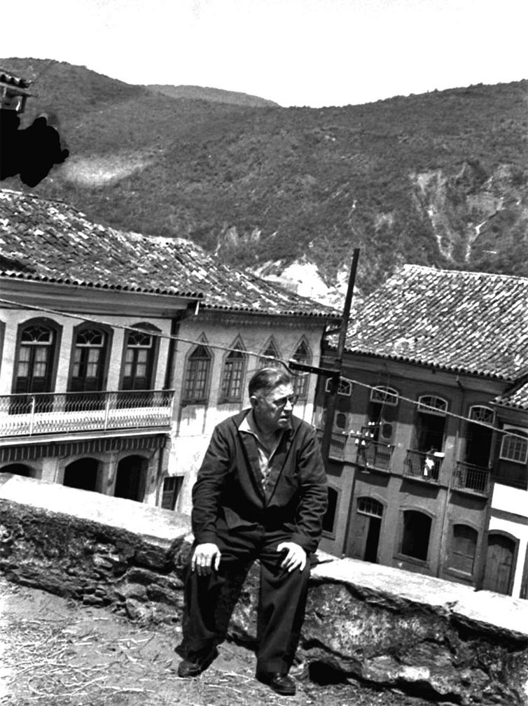 Jean-Paul Sartre em Ouro Preto (MG), em 1960, fotografado pela escritora Zlia Gattai