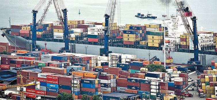 Trabalhadores no porto de Santos; exportaes de julho superaram as importaes em R$ 1,6 bilho, mas ainda no revertem o deficit de junho