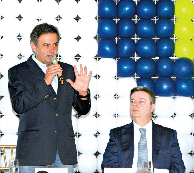 O senador Aécio Neves, presidente do PSDB, discursa durante evento do DEM, em Minas, ao lado do governador Antonio Anastasia