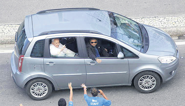 O papa Francisco na minivan Idea, da Fiat, em seu último dia de visita ao Rio de Janeiro