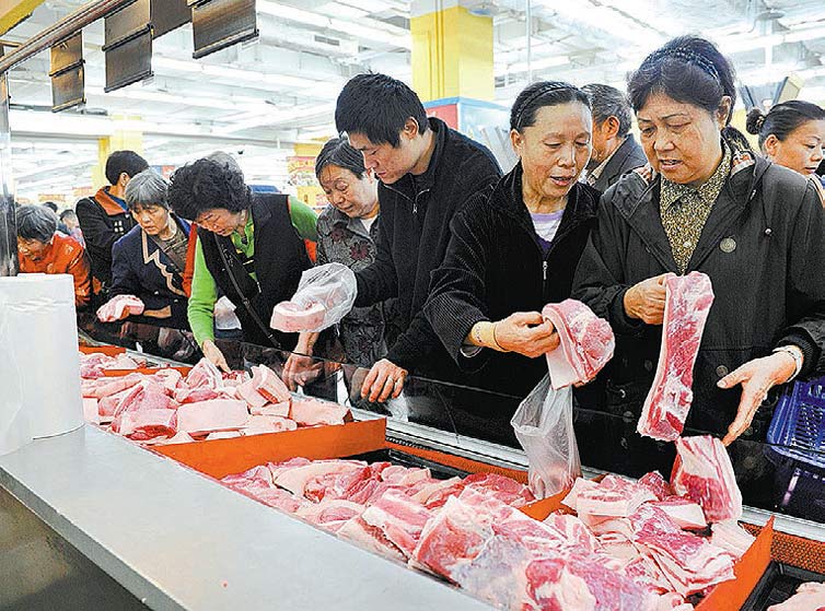 Consumidores escolhem carne suna em mercado na China