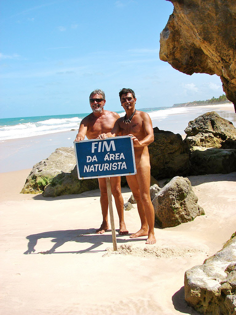 Os naturistas Marcus Vinicius Pedrosa, 58, o Bilu ( esq.), e Julndio Macuxi, 47, em Tambaba (PB)