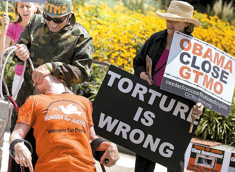 Ativistas pelo fechamento de Guantnamo simulam alimentao forada nos EUA