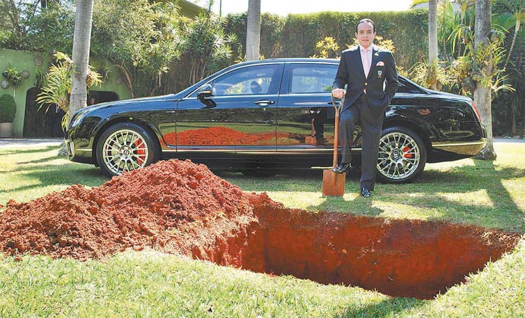Chiquinho Scarpa entre seu Bentley e o buraco que abriu no jardim de sua casa para enterrar o carro 