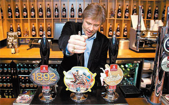 O vocalista do Iron Maiden, Bruce Dickinson, exibe a cerveja Trooper; marca  ligada  banda