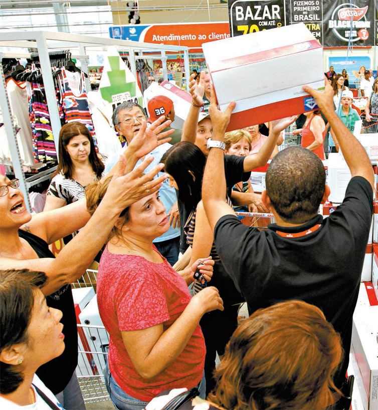 Consumidores disputam produtos durante promoo em loja na cidade de So Paulo