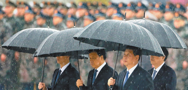 O presidente chins Xi Jinping (3 da esq. para a dir.) e dirigentes do Partido Comunista acompanham cerimnia na praa da Paz Celestial, em Pequim