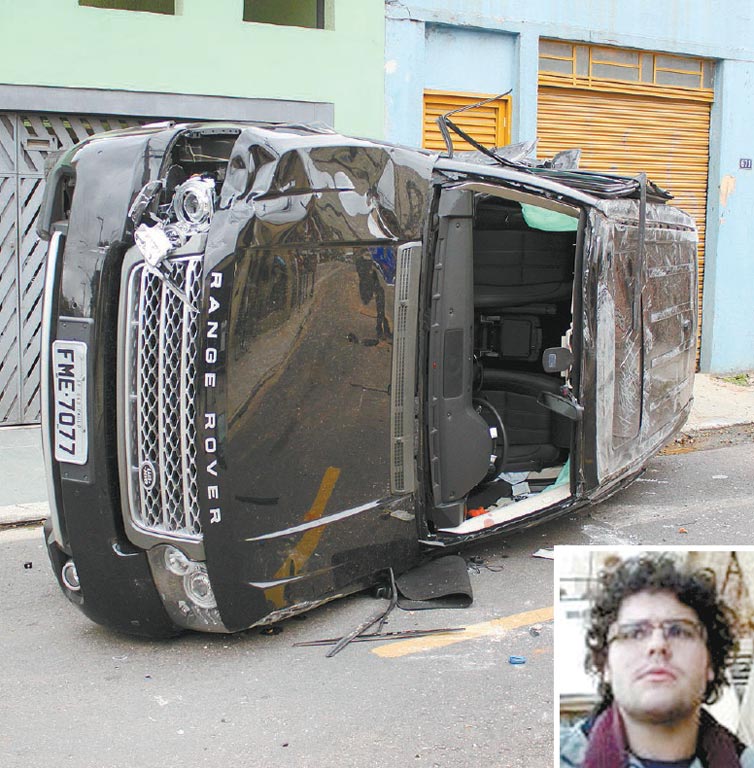 Land Rover capotado na Vila Madalena; atropelamento matou Vitor Gurman ( dir.)