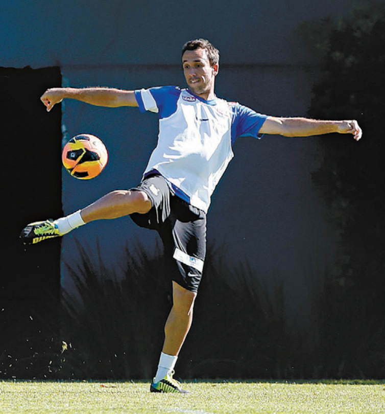 O atacante Thiago Ribeiro participa de treino do Santos