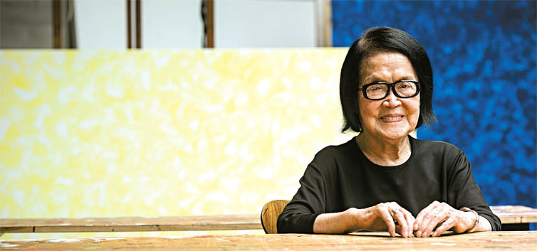 Tomie Ohtake em sua casa, no bairro Campo Belo, zona sul de São Paulo