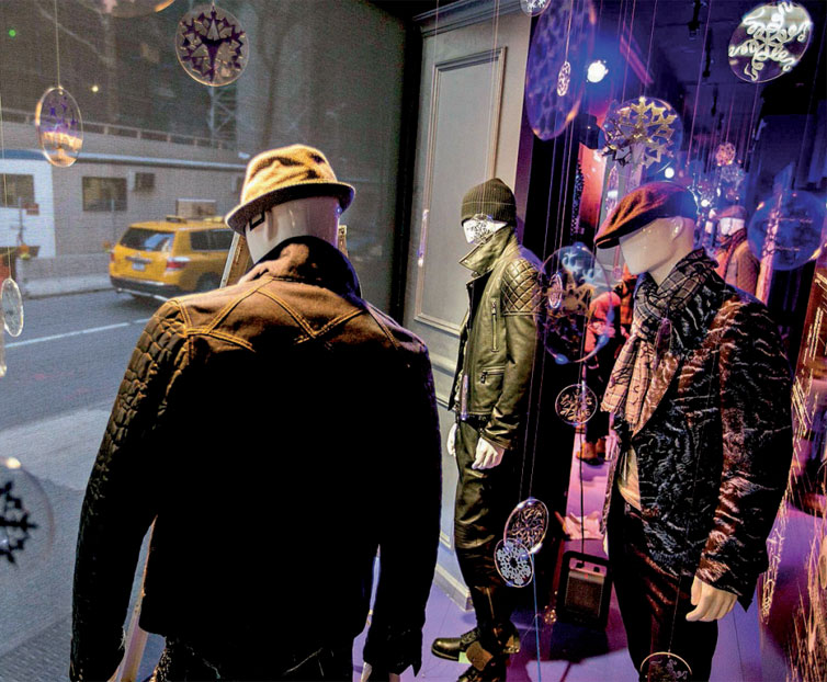 Manequins em vitrine da loja Saks Fifth Avenue, em Nova York; maioria das roupas à venda no país é importada