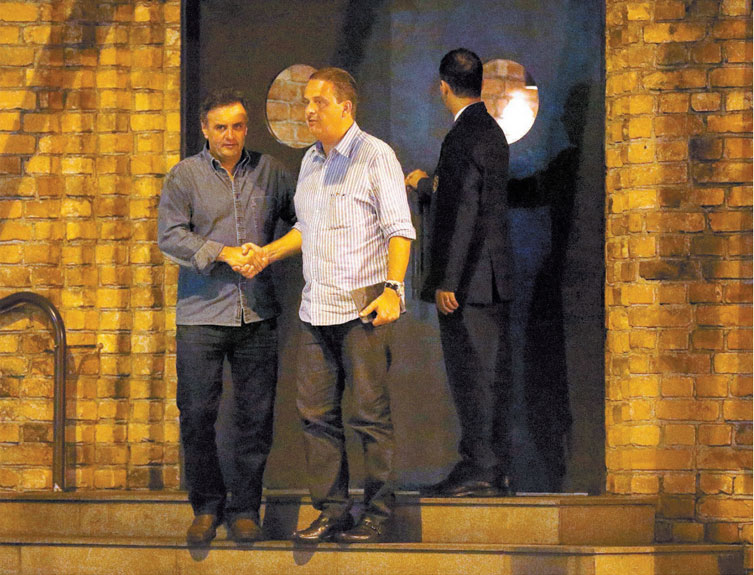 O senador Aécio Neves (PSDB-MG) cumprimenta o governador Eduardo Campos (PSB-PE) após jantar no Rio