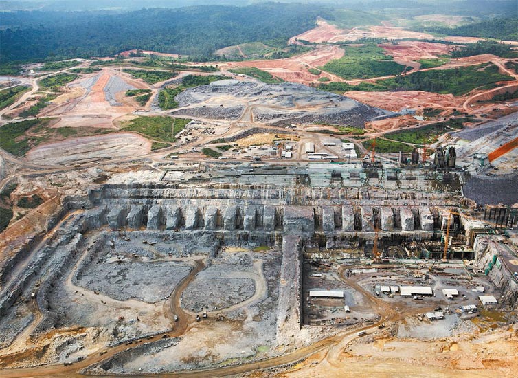 Vista area da obra da barragem principal da hidroeltrica de Belo Monte, no rio Xingu