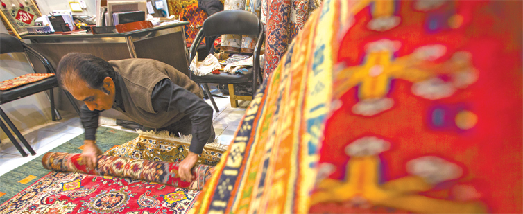 Loja de tapetes no Grande Bazar de Teerã, epicentro do comércio na capital