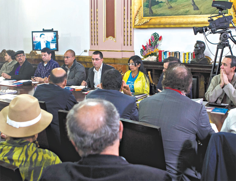 Reunio de TVs como vice venezuelano, Jorge Arreaza (centro, de culos), e a ministra Delcy Rodrguez (Comunicaes)