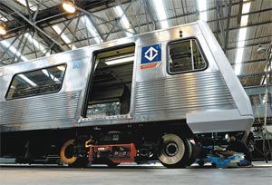 Operário trabalha em reforma de trem do Metrô, em Hortolândia, no interior de São Paulo 