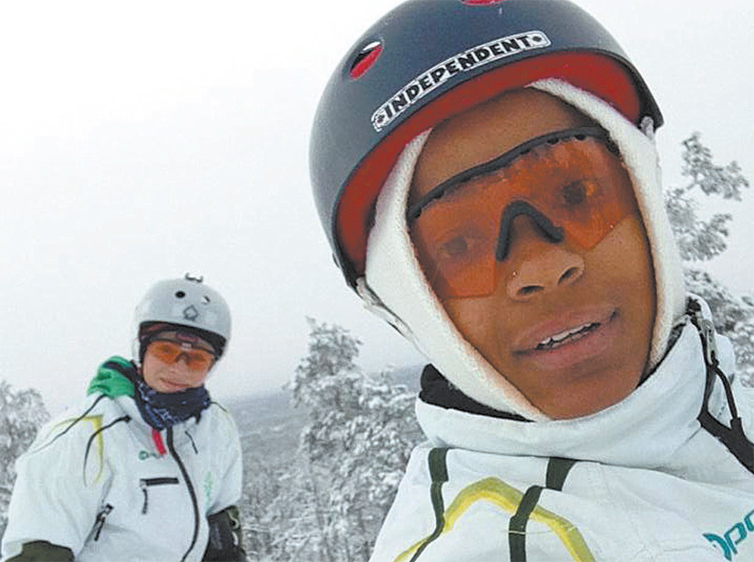 Josi esquia com Lais (ao fundo) na Finlndia, em dezembro do ano passado