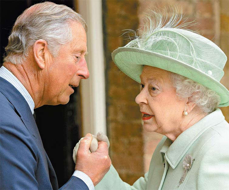 Príncipe Charles cumprimenta sua mãe, a rainha Elizabeth, durante encontro no Palácio de St. James, em maio de 2013