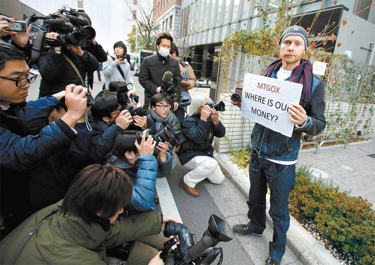 Programador de softwares britnico Kolin Burges protesta contra a Mt Gox em frente  sede da empresa, em Tquio