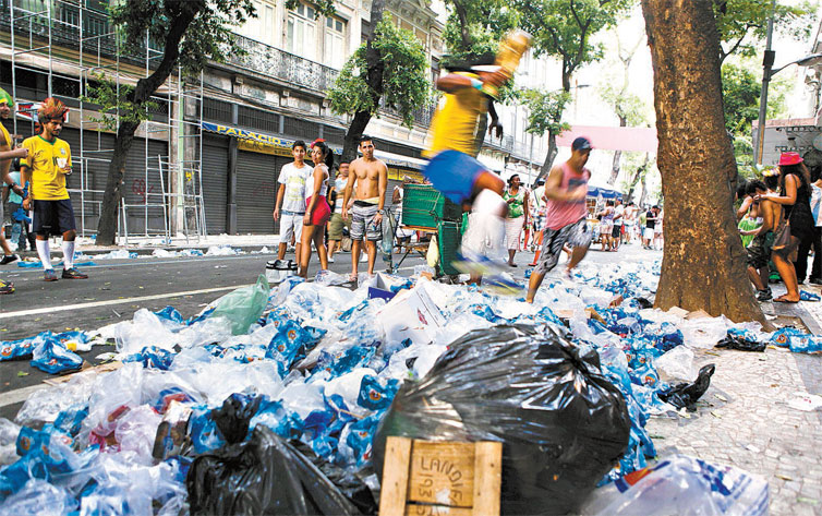 Folies entre o lixo acumulado na rua da Carioca, no centro do Rio de Janeiro, por causa da paralisao parcial dos garis