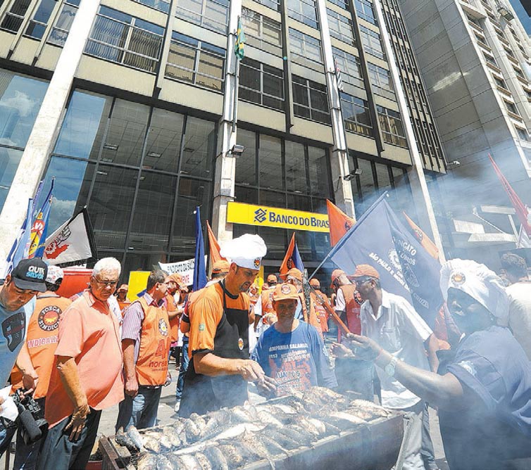 Sindicalistas preparam sardinhas na av. Paulista, em So Paulo