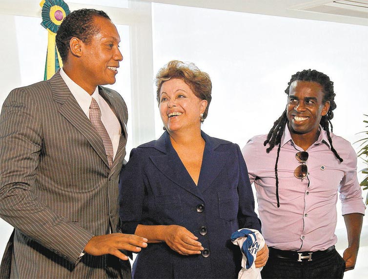 O rbitro Mrcio Chagas e o volante Tinga, vtimas de atos racistas, durante reunio a presidente Dilma em Braslia