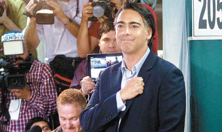Marco Enrquez-Ominami pouco antes de votar na eleio presidencial chilena de 2013