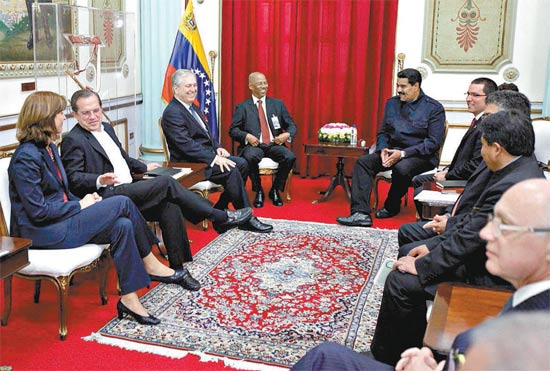 O presidente da Venezuela, Nicols Maduro, com os chanceleres da Unasul, em Caracas