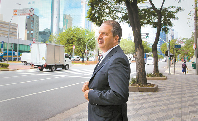 Eduardo Campos posa para foto na avenida Faria Lima, prximo ao flat onde mora em SP