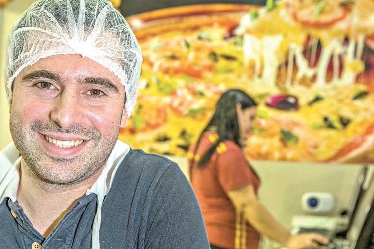 Ex-goleiro Luccas Galdi abriu unidade de rede de pizzarias; ele participou de aulas sobre recursos humanos e finanas