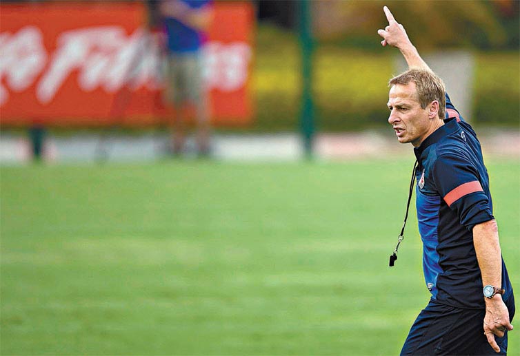 O alemo Jrgen Klinsmann comanda treino dos EUA no CT do So Paulo, na Barra Funda