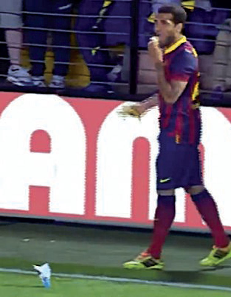 Daniel Alves come banana atirada em campo por torcedor do Villarreal