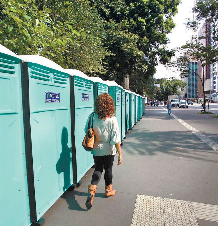Banheiros qu�micos instalados em cal�ada da avenida Paulista para a 18� Parada Gay