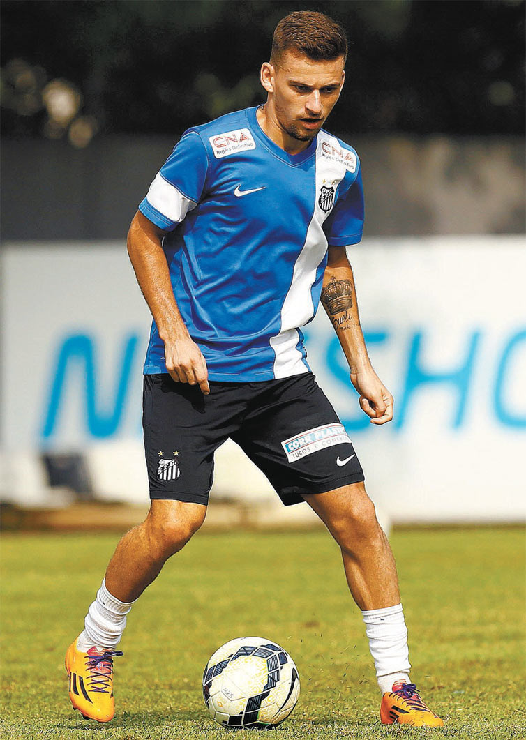 O meia Lucas Lima durante treino do Santos