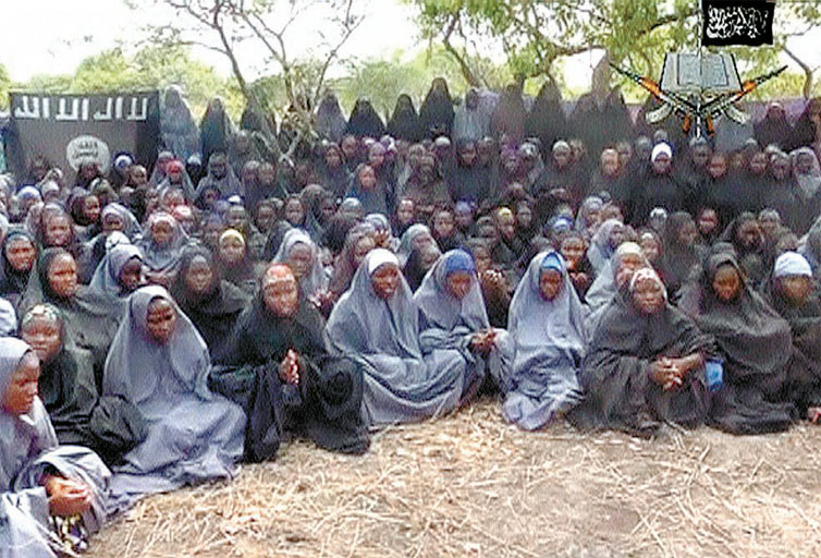 Imagem do vdeo divulgado pelo Boko Haram que mostra as adolescentes sequestradas